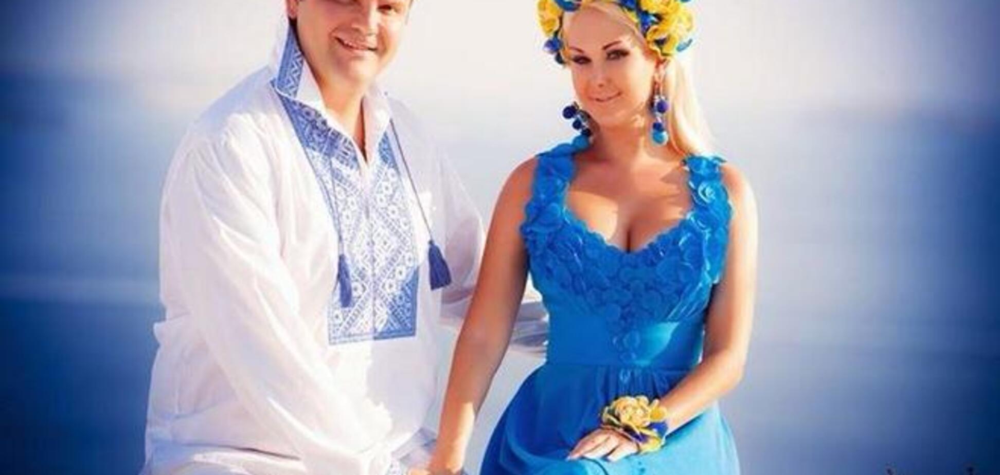 Екатерина Бужинская в патриотической фотосессии с мужем на Санторини