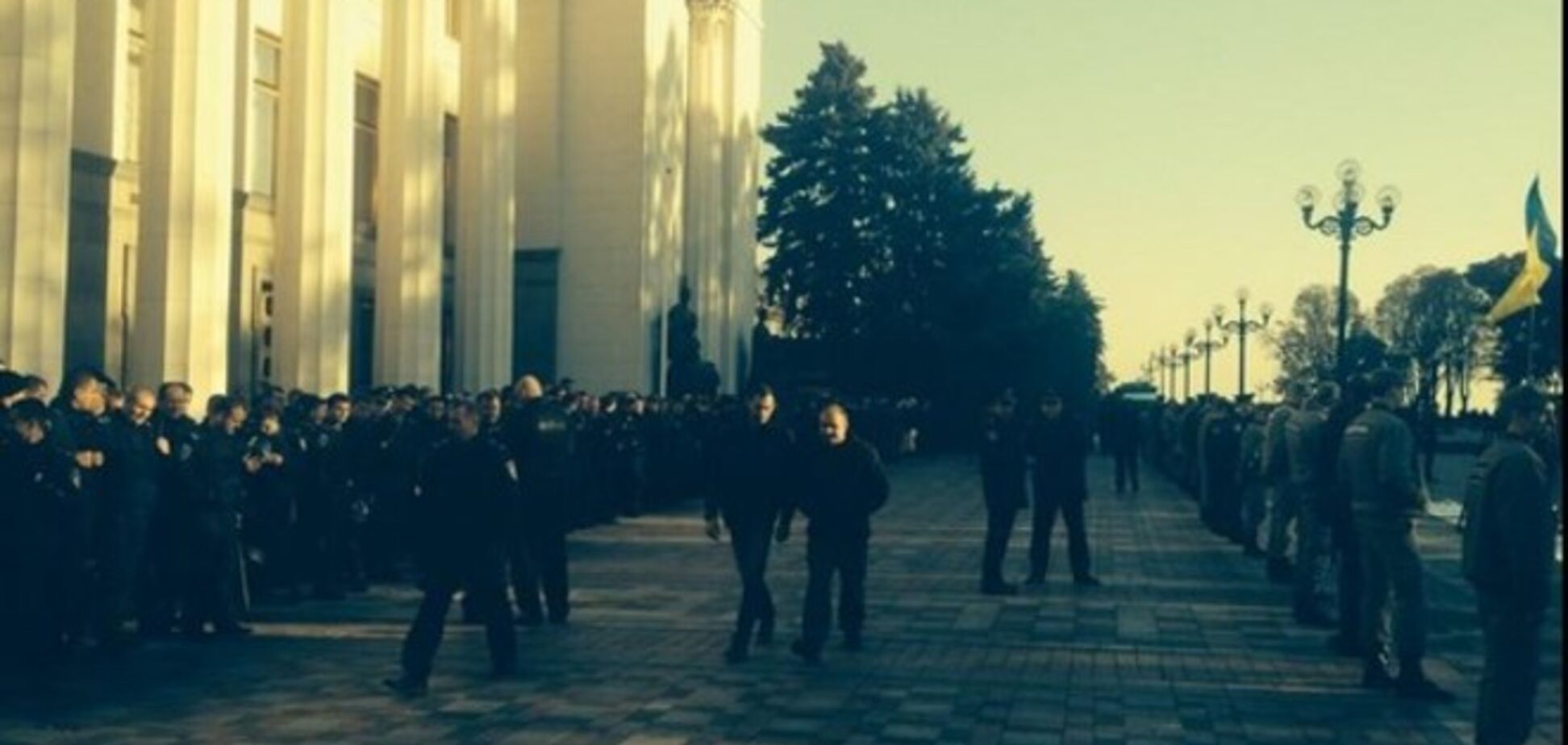 Раду оточили міліціонери і бійці добровольчих батальйонів