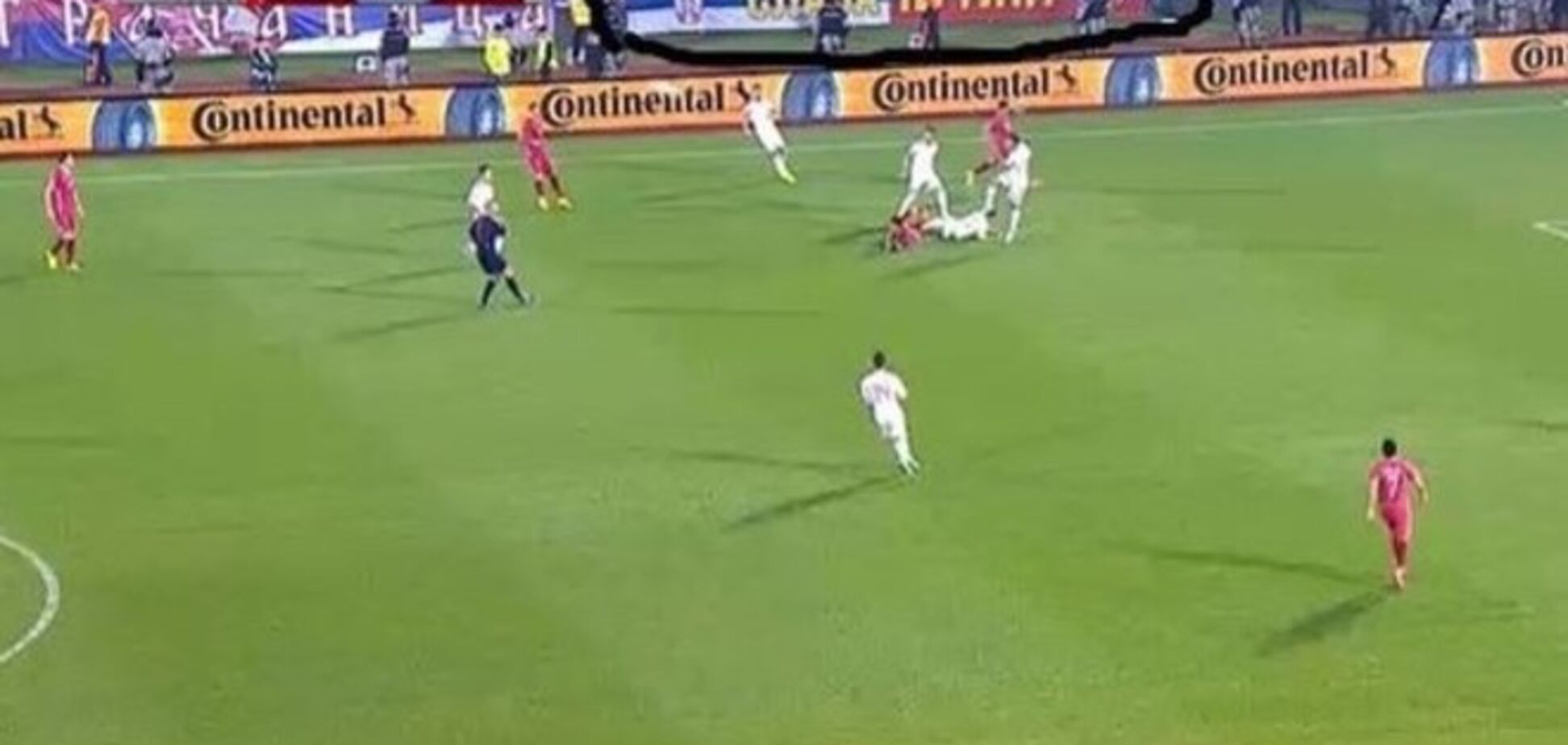 Сербы вывесили флаг России с надписью 'Слава Путину' на матче с Албанией