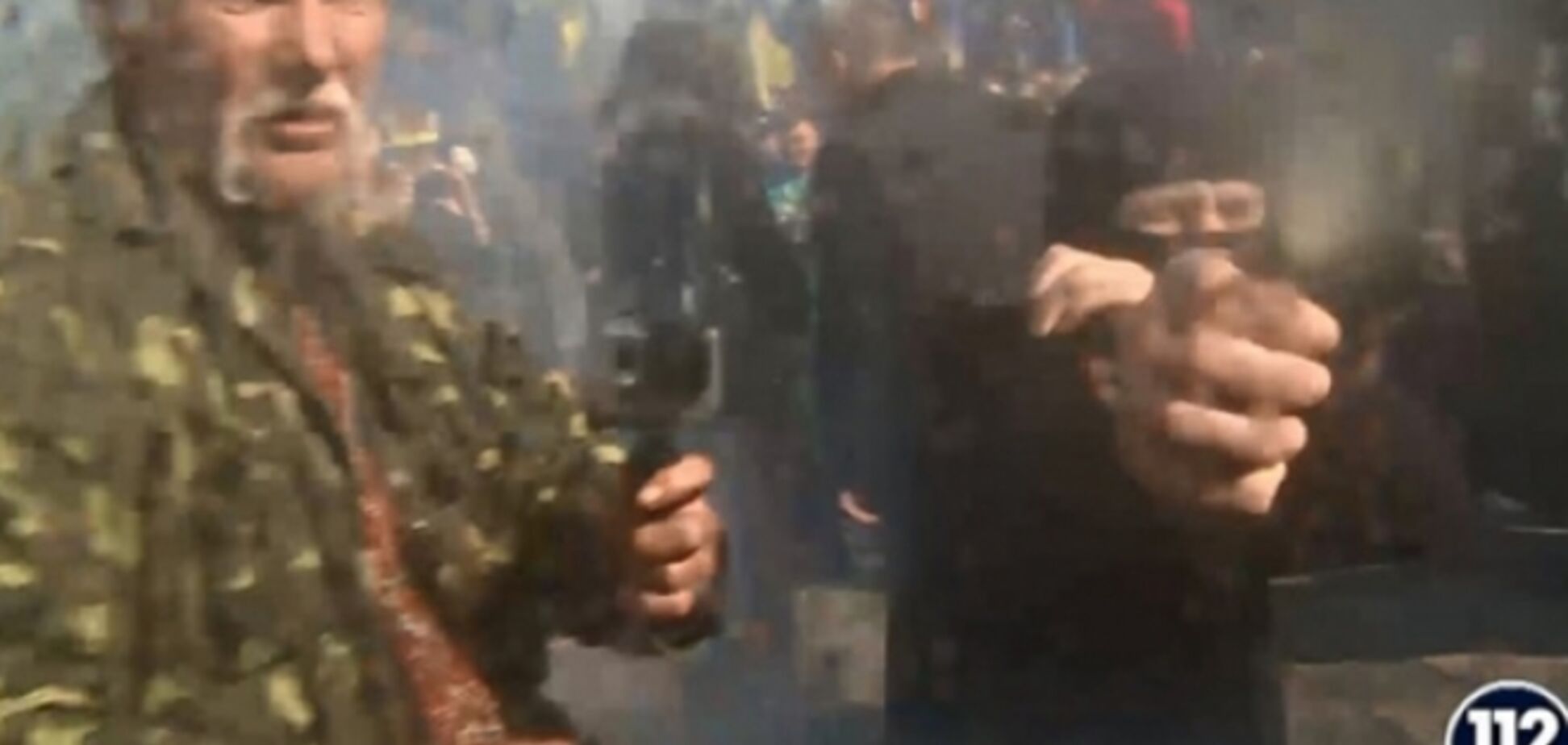 Под Верховной Радой молодчик в маске напал на телеоператора