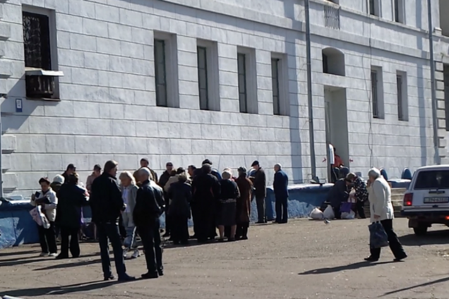 Донетчане в 6 утра выстраиваются в очередь за гуманитарной помощью