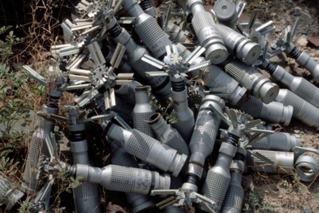 В Зугрэсе школьники подорвались на кассетной бомбе: двое погибли