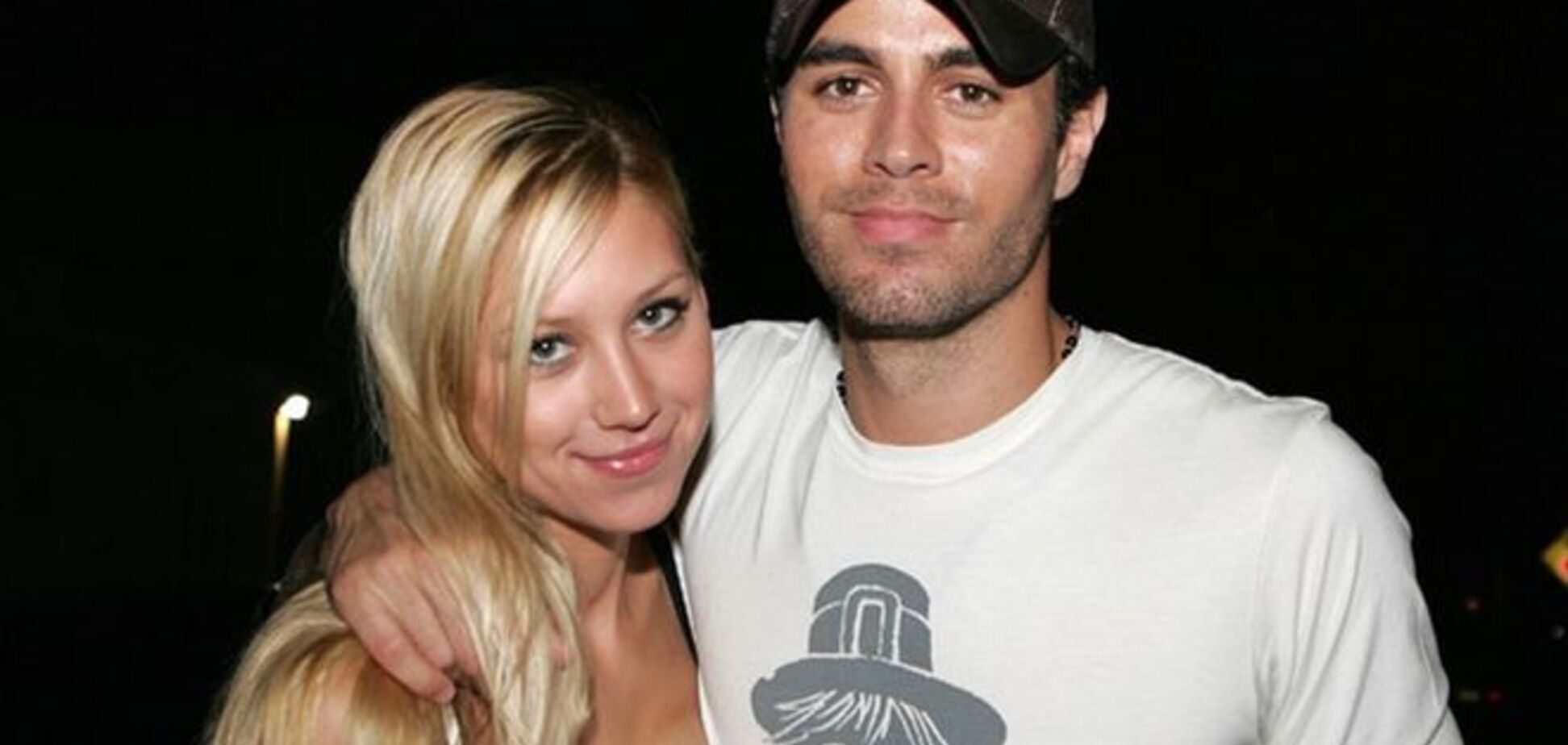 Иглесиас с 'каменным лицом' сообщил о разводе с Курниковой