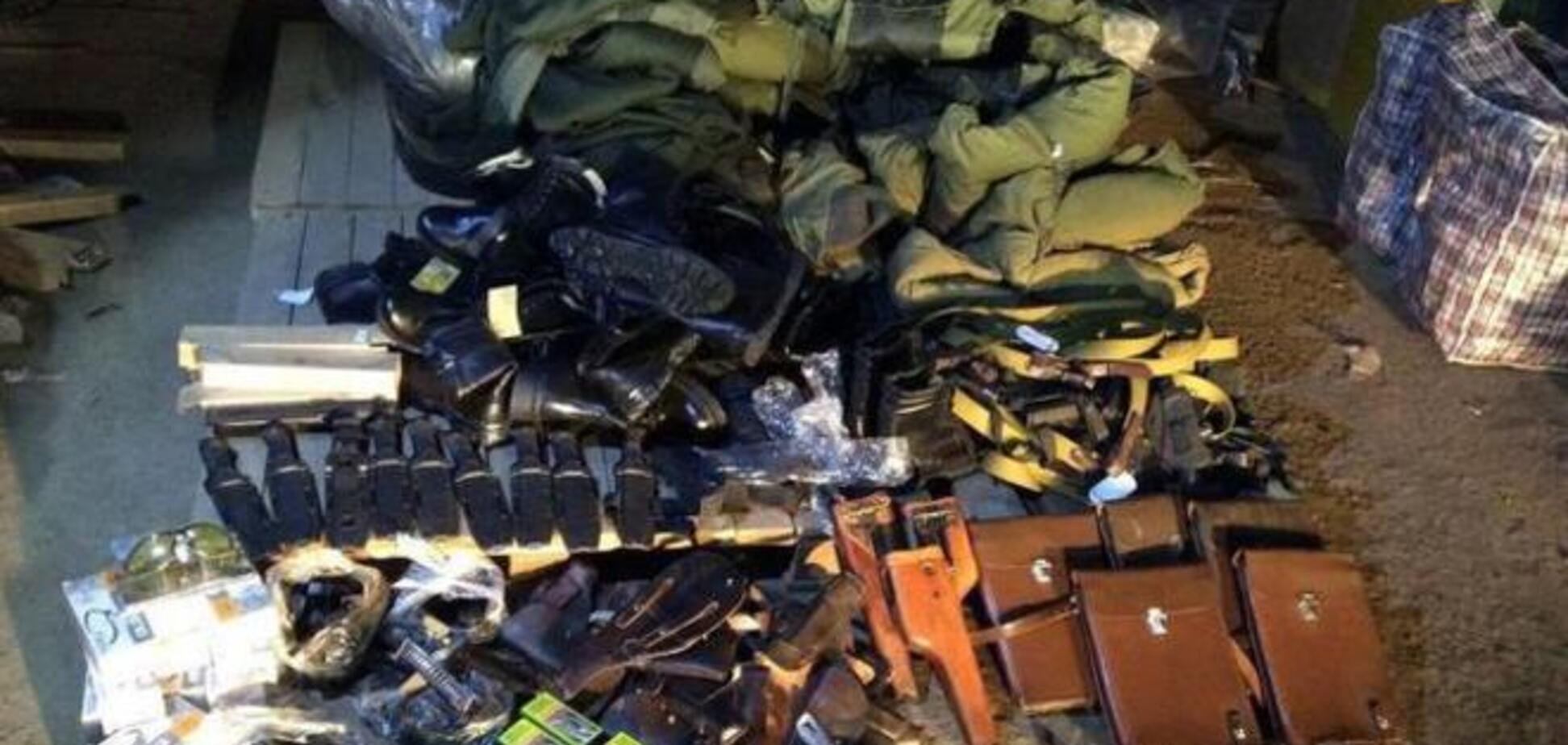 Блогер опублікував фото 'гуманітарки' з РФ для терористів: пістолети, боєкомплекти, ножі