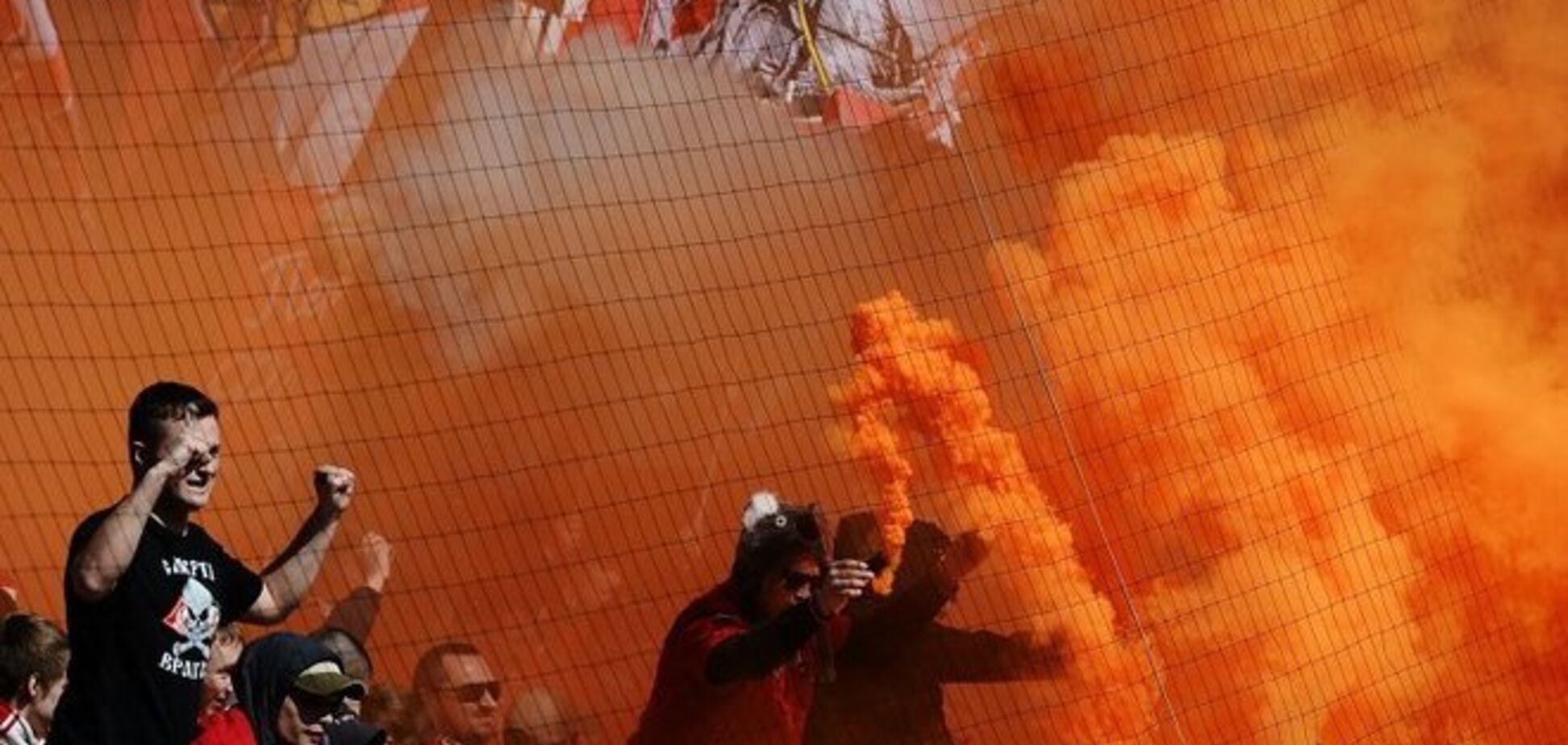 В России изобрели первый огнетушитель для футбольных фанатов