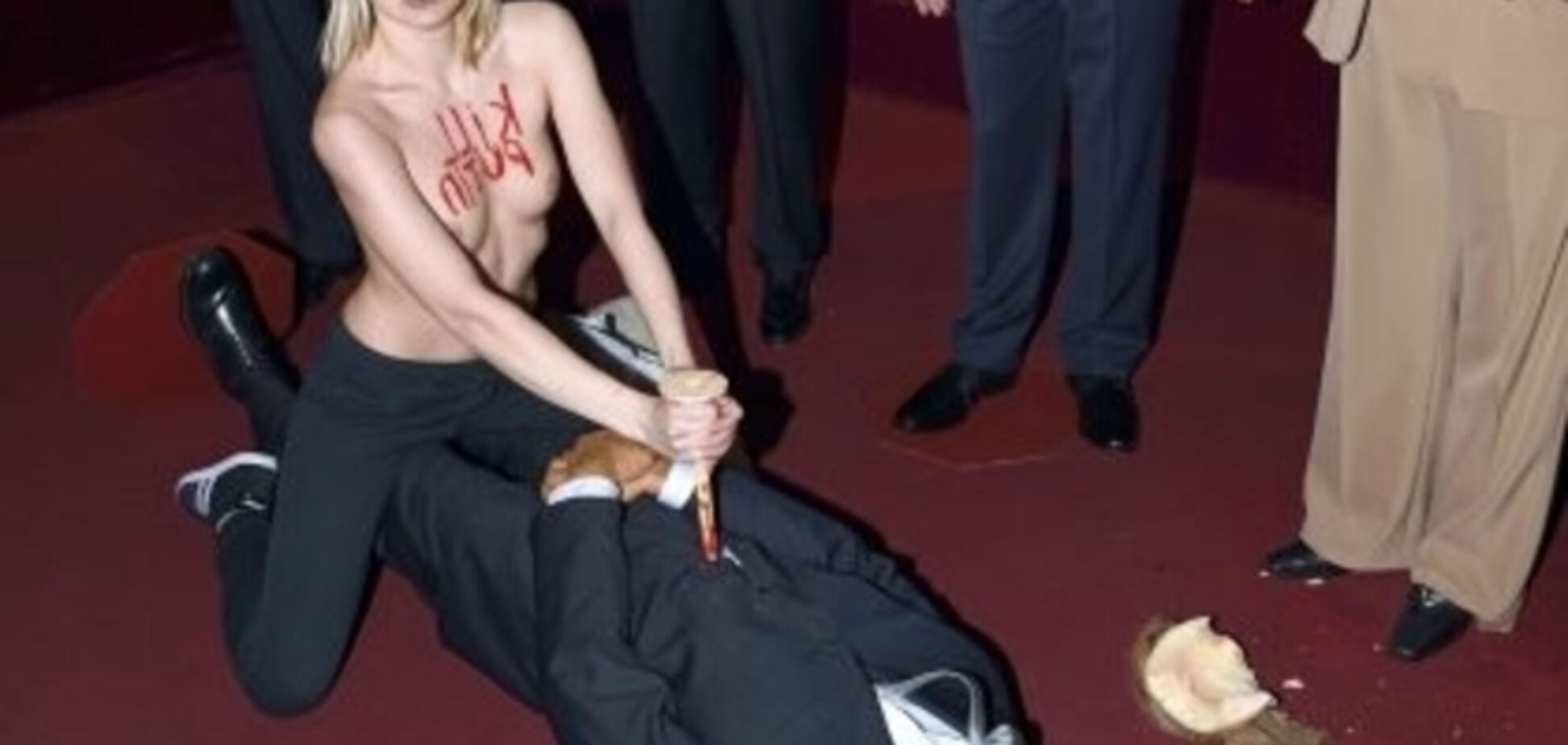 Активистку Femen, вогнавшую в грудь Путина осиновый кол, оштрафовали на 4,5 тыс. евро