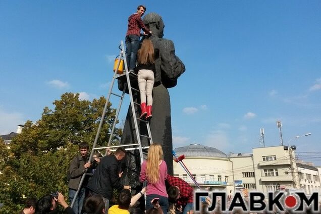 В Киеве студенты Могилянки помыли памятник Сковороде