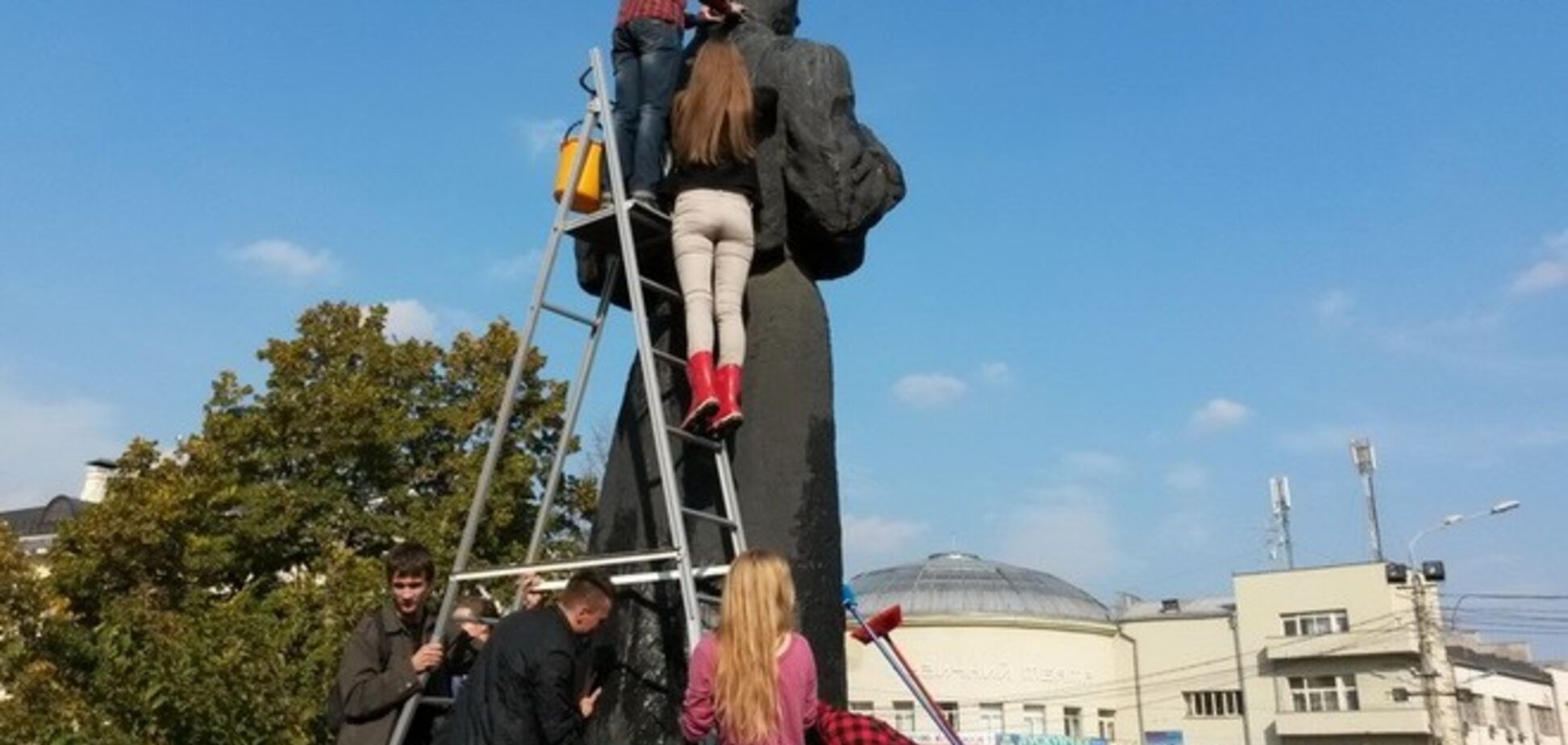 У Києві студенти Могилянки помили пам'ятник Сковороді