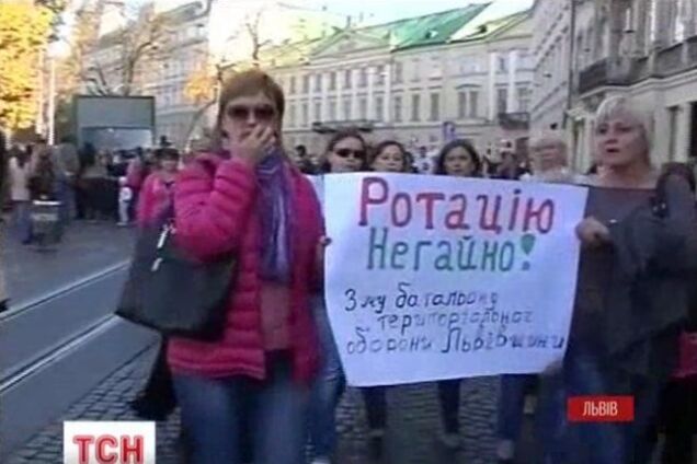 У Львові розлючені родичі військових перекрили дорогу, побили водія і порвали одяг 