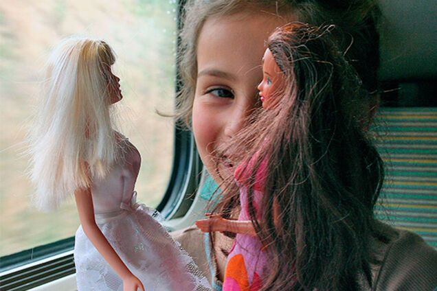 В детсадах России детям запретят играть с Барби и Кеном