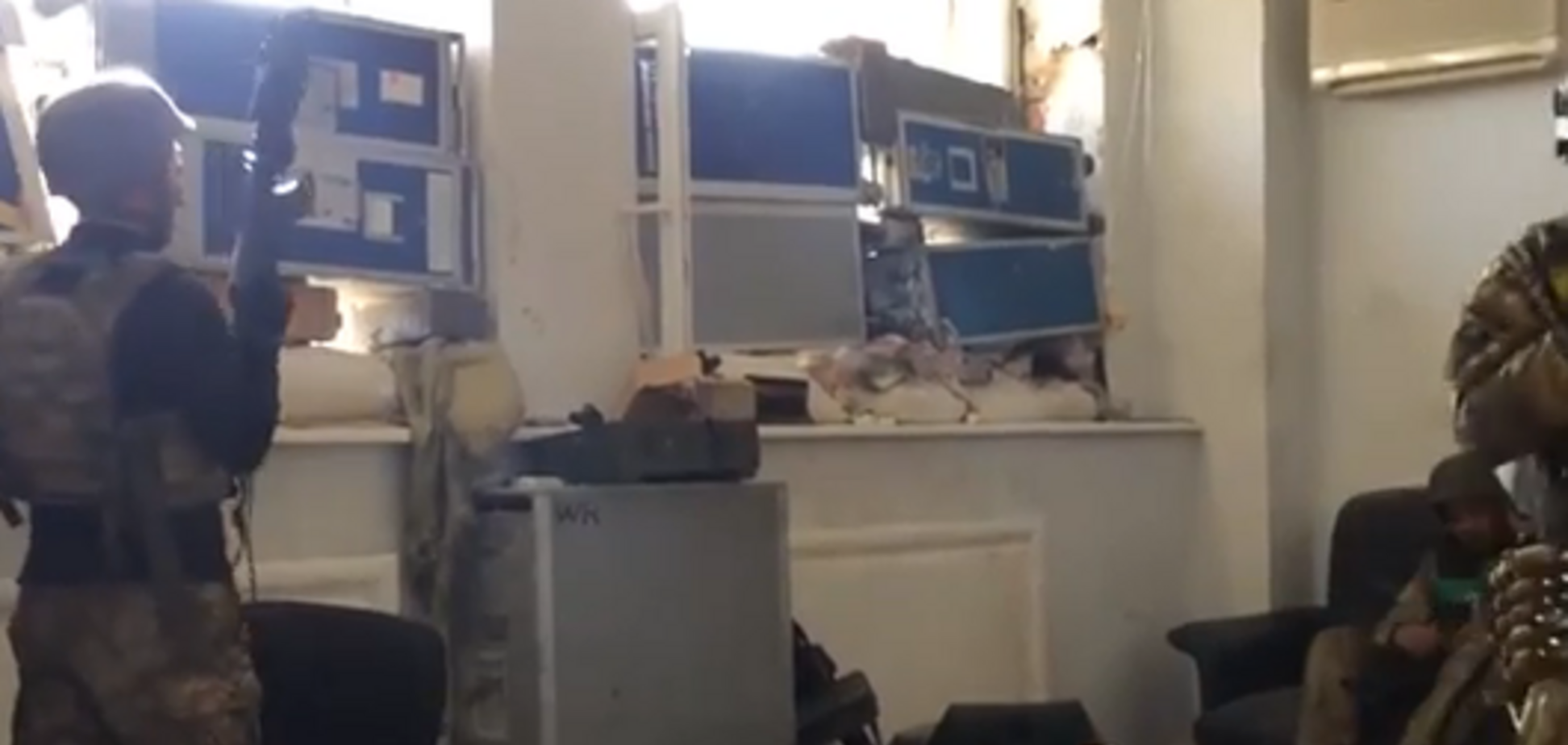 Донецкий аэропорт 15 октября: правосеки шутят, когда лупит 'Град'