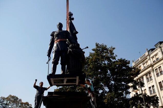 В честь Путина в столице Сербии поставили памятник Николаю II