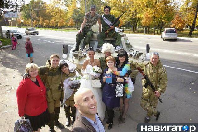 Невеста-ДНРовка приехала в донецкий ЗАГС на БРДМ