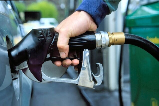 Эксперты: дешевая нефть не снизит цены на бензин в Украине