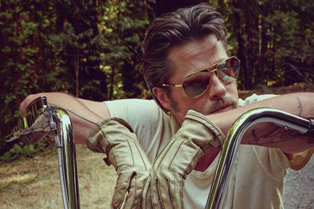 Брутальный Брэд Питт в лесу и на мотоцикле: новая фотосессия актера