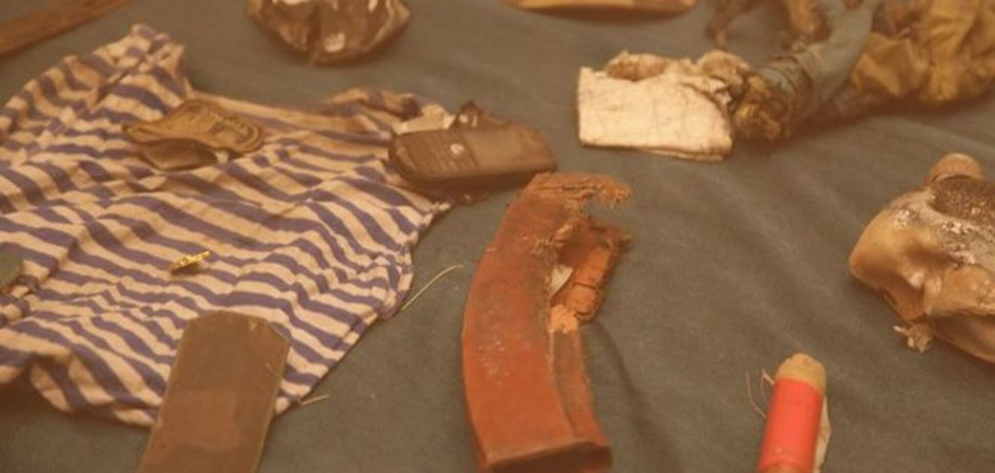 На выставке в Киеве показали расплавленные телефоны бойцов АТО и остатки танков