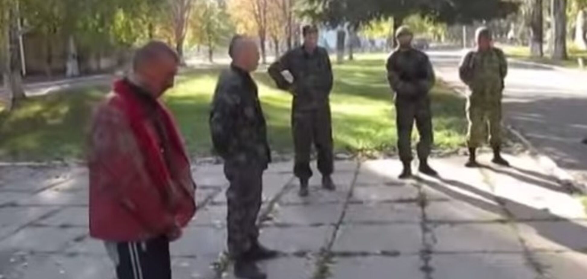 Боевики 'ЛНР' сняли на видео публичное избиение палками вора из своих рядов