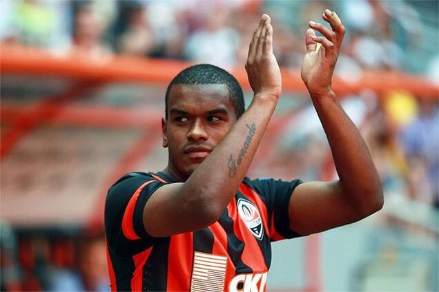 Полузащитник 'Шахтера' креативно поздравил жену с днем рождения: фото подарка