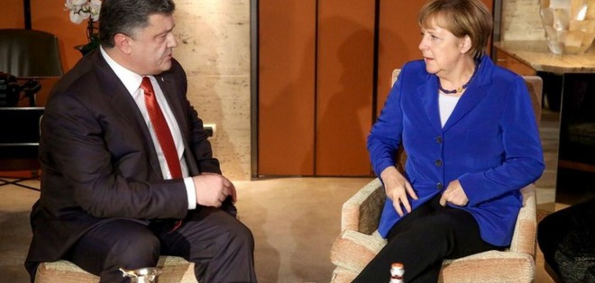 Порошенко в Милане обсудил с Меркель минские договоренности