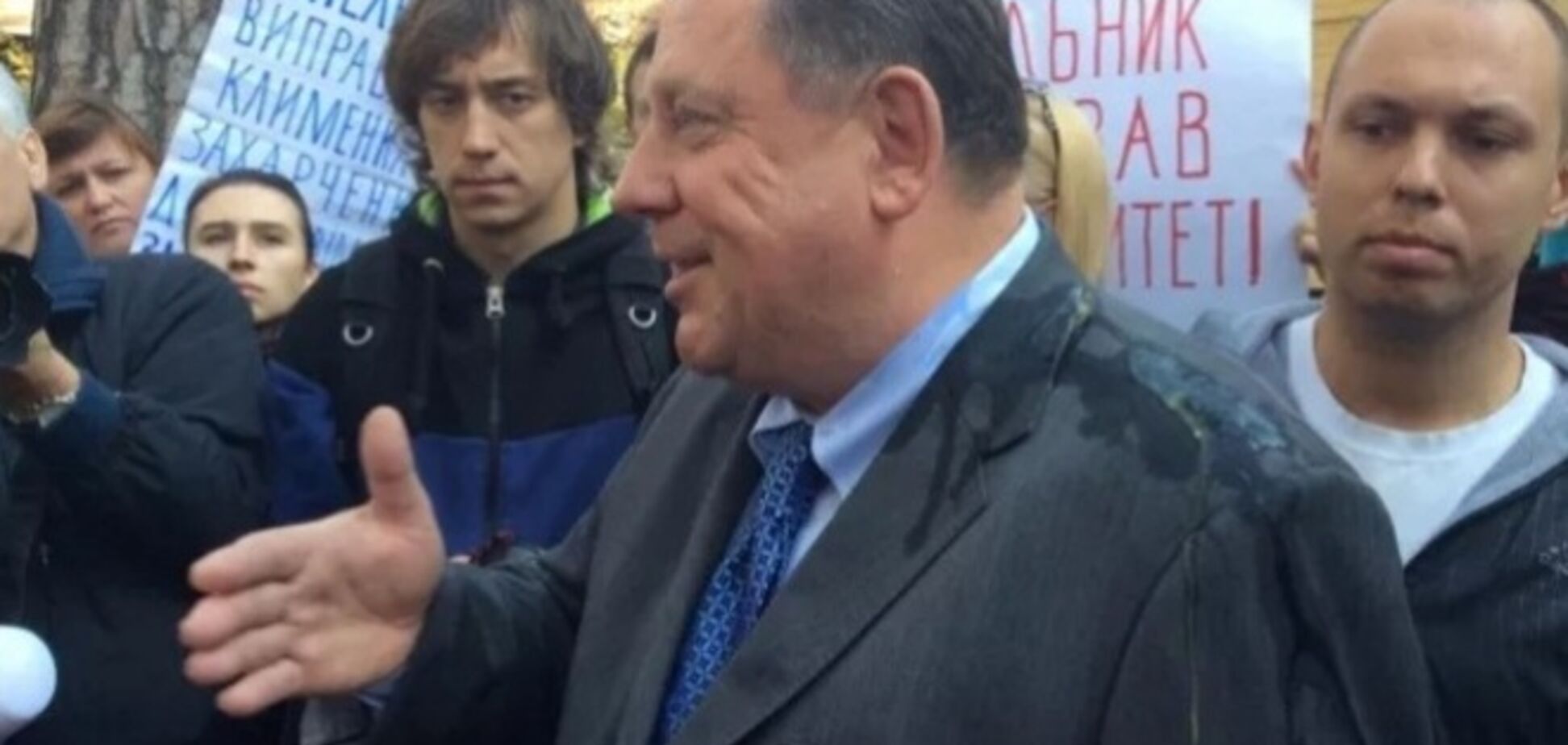Скандального экс-ректора Мельника закидали яйцами