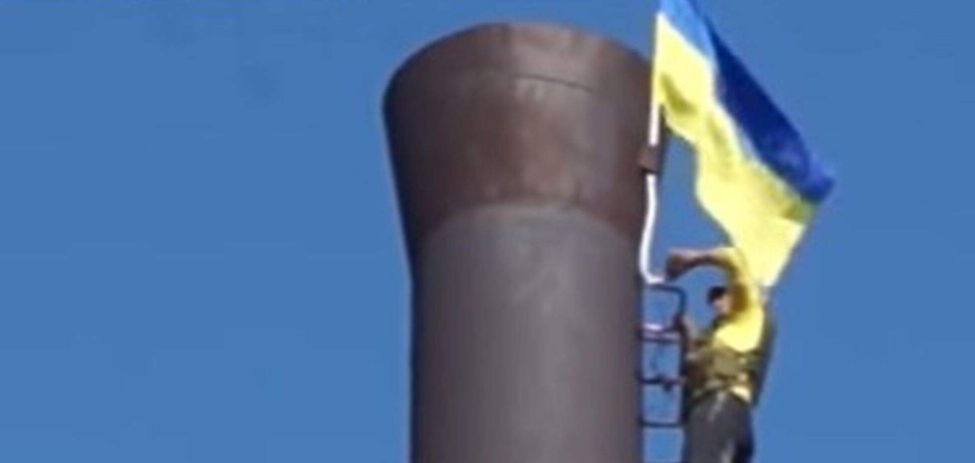В оккупированном Алчевске патриоты установили флаг Украины на трубу котельной. Опубликовано видео