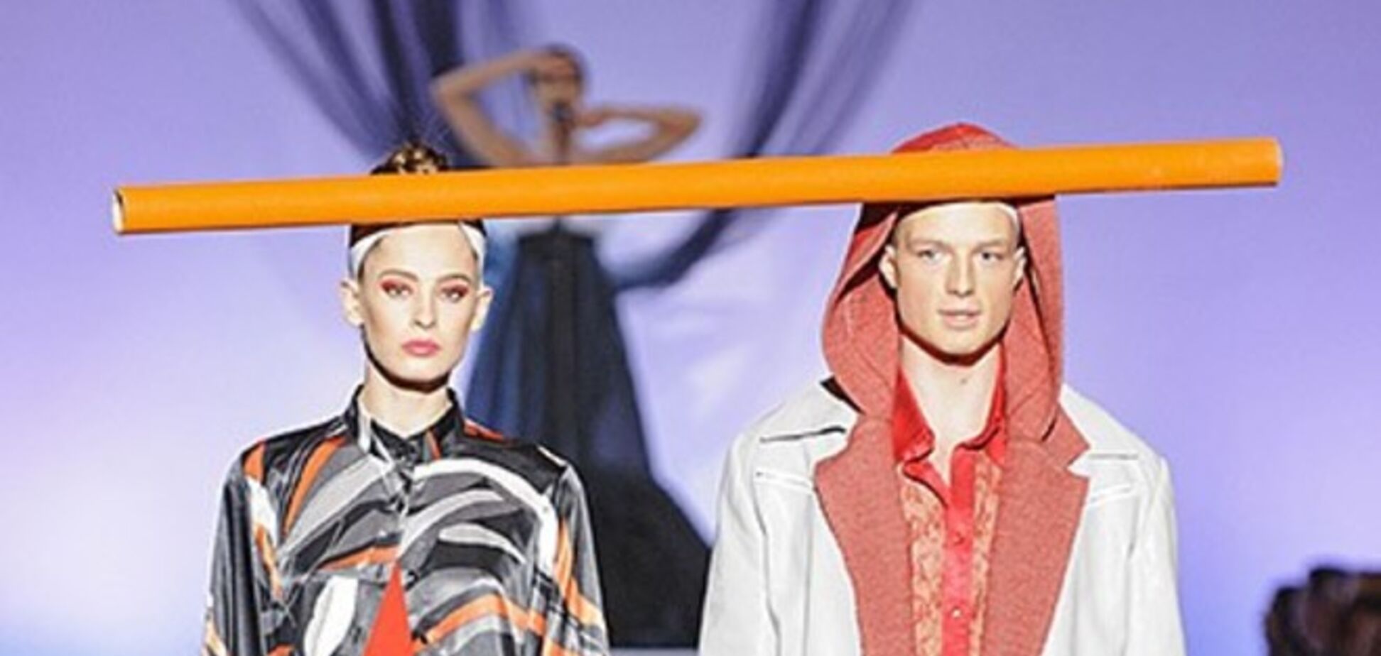 Залевский показал на UFW коллекцию с сумасшедшими головными уборами