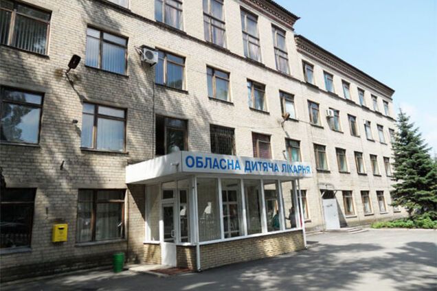 У Донецьку снаряди потрапили в дитячу лікарню: опубліковано відео