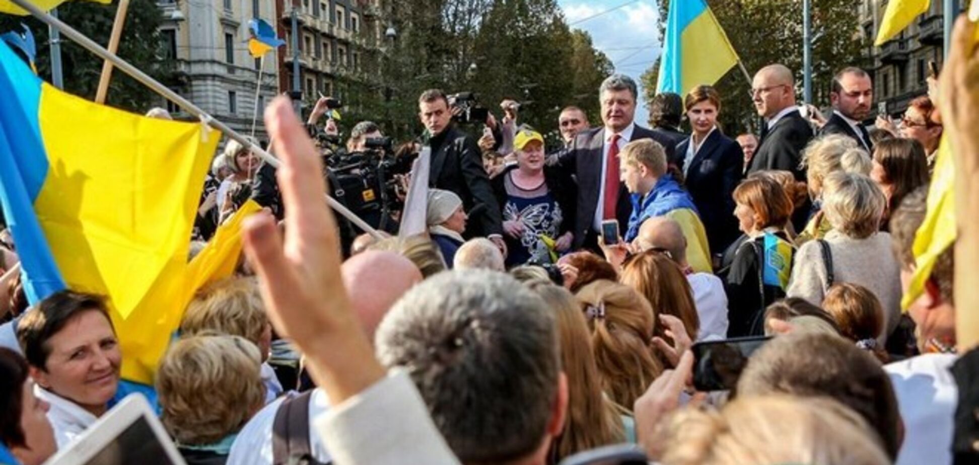 Порошенко спел гимн Украины вместе с украинской диаспорой в Милане: опубликовано видео