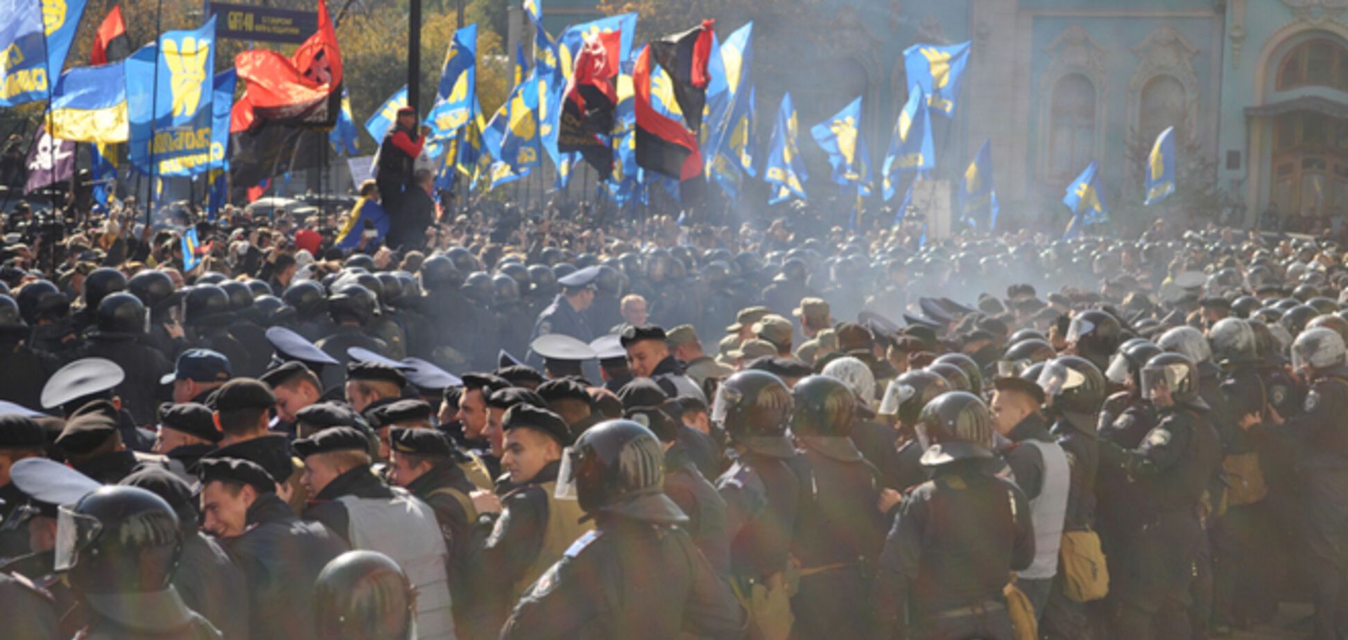 За участие в беспорядках под Радой милиция задержала двоих сыновей кандидата в нардепы от 'Свободы'