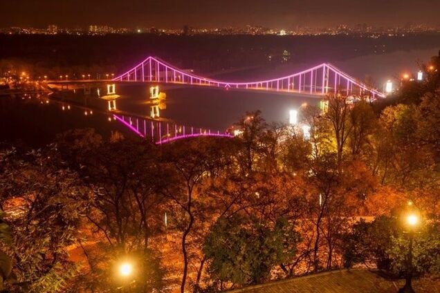 В Киеве Пешеходный мост подсветили розовым