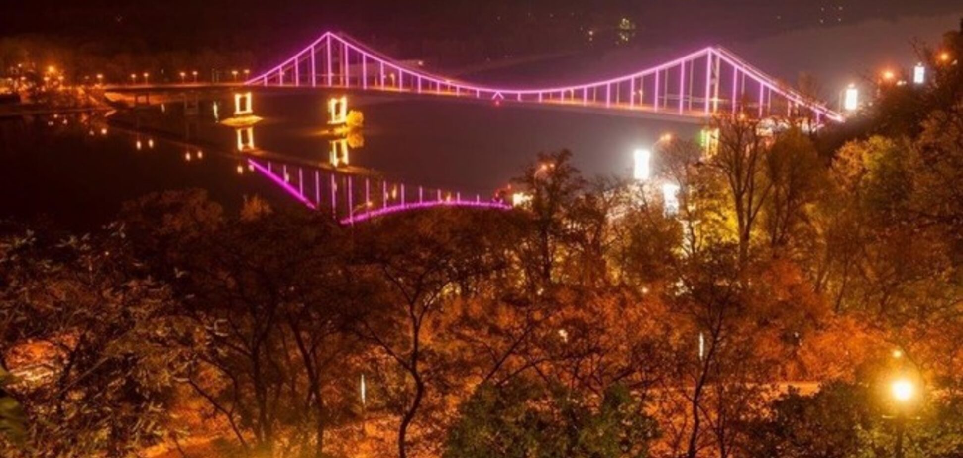 В Киеве Пешеходный мост подсветили розовым 