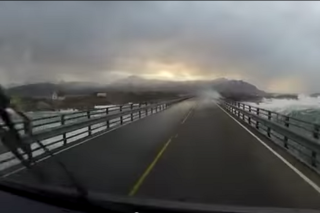 Самая опасная дорога в мире: прокатись с ветерком!