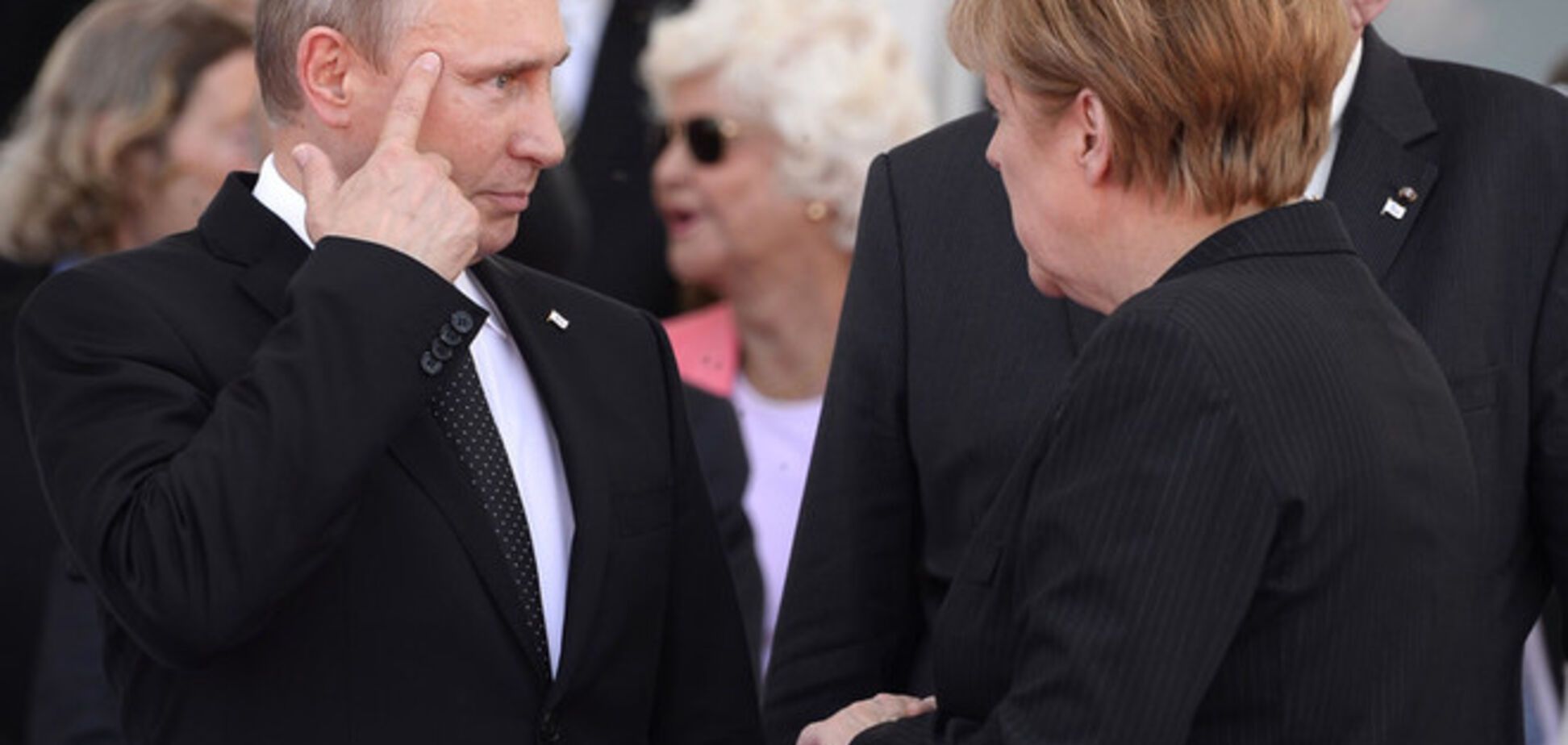 У Мілані Путін постав перед Меркель в образі економіста: з ручкою і папером