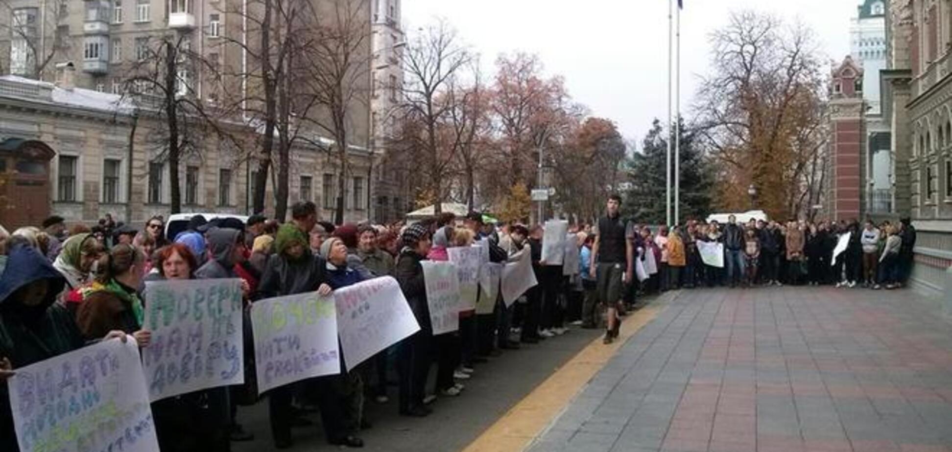 Вкладчики банков требовали от НБУ продавать валюту