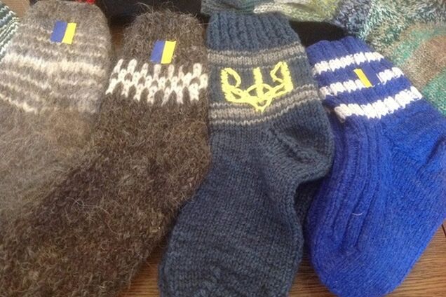 Украинские дети вяжут и вышивают патриотические носки для бойцов АТО