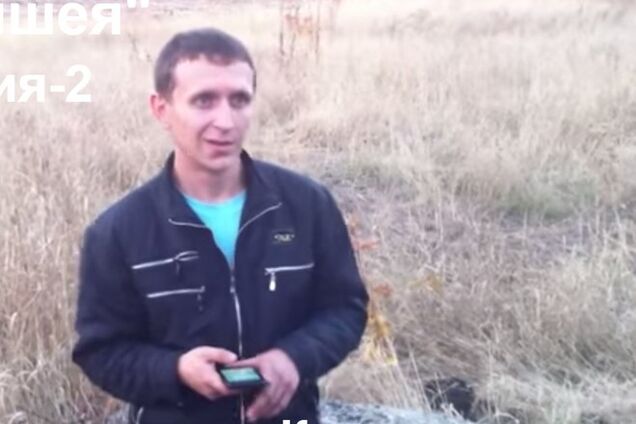 У мережі з'явилося відео пособника терористів, який з посмішкою на обличчі риє траншеї для української армії