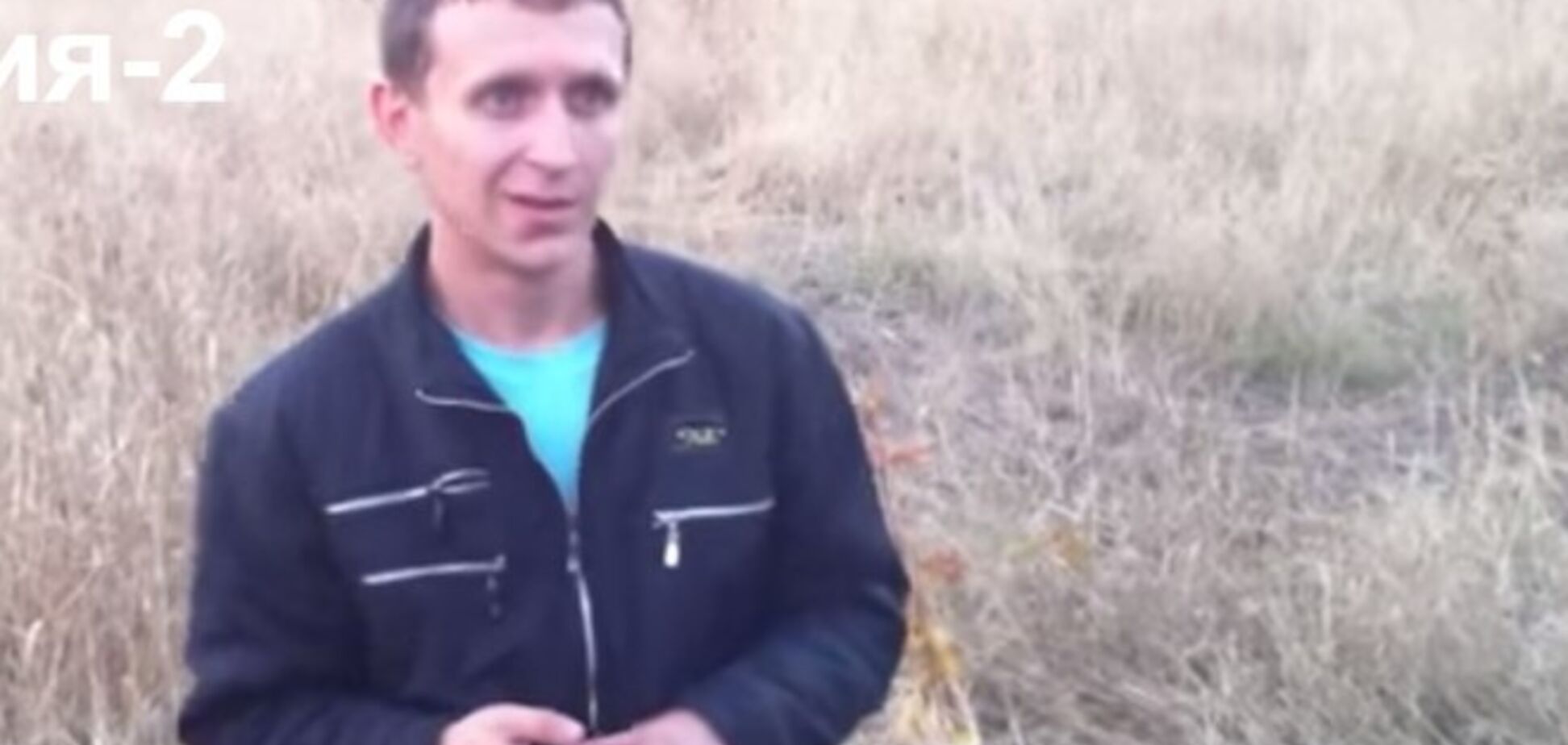 В сети появилось видео пособника террористов, который с улыбкой на лице роет траншеи для украинской армии