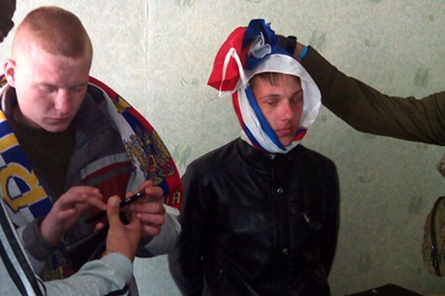 В Северодонецке 'Айдар' и Москаль гимном Украины за 10 дней перевоспитали двух вывесивших флаг РФ парней