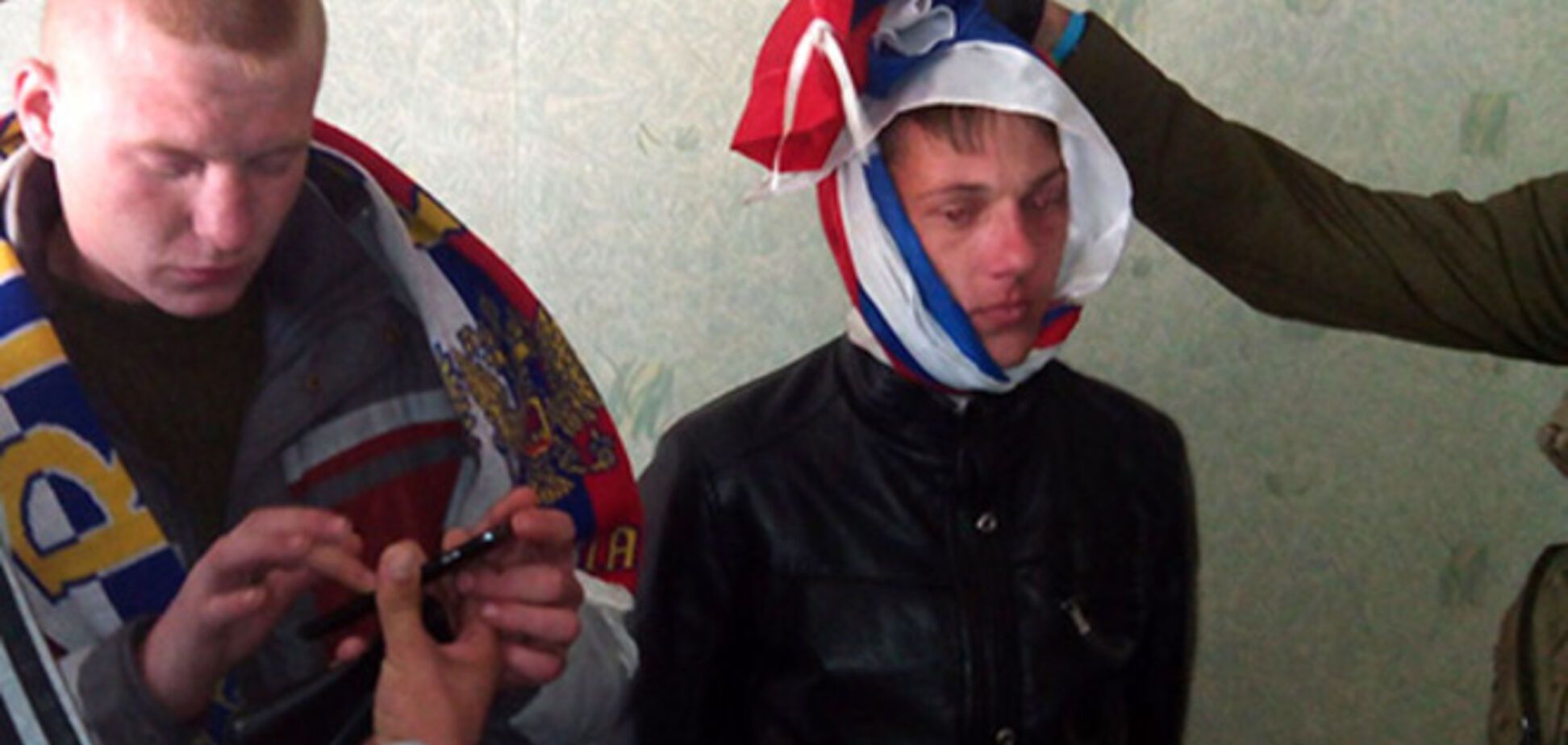 В Северодонецке 'Айдар' и Москаль гимном Украины за 10 дней перевоспитали двух вывесивших флаг РФ парней
