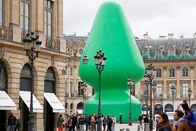 В центре Парижа установили 25-метровую секс-игрушку
