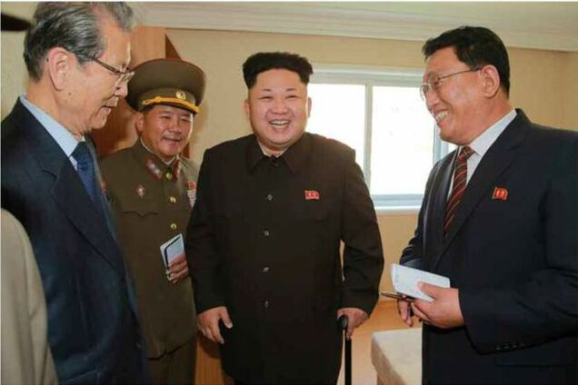 Лидер КНДР Ким Чен Ын во второй раз вышел в свет с тростью 