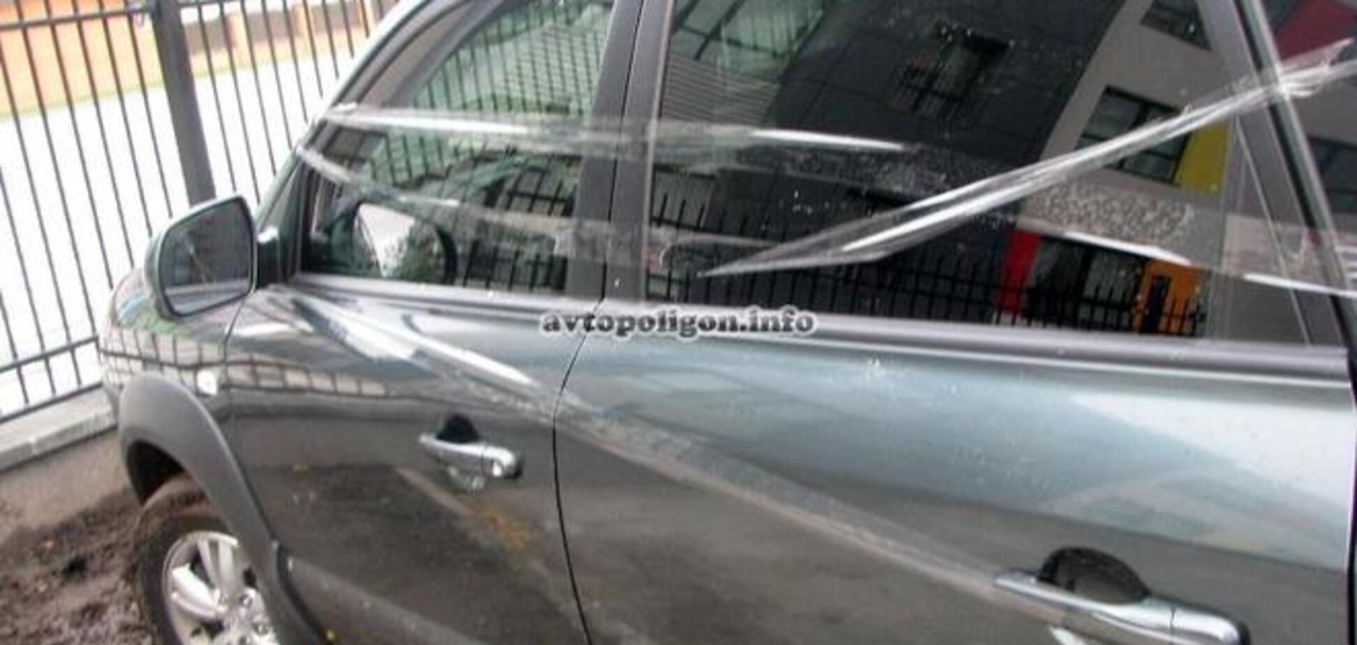 Припаркованную на газоне иномарку киевляне обмотали скотчем