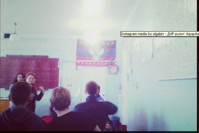 В донецкой школе вывесили флаг 'ДНР' прямо в классе: опубликованы фото