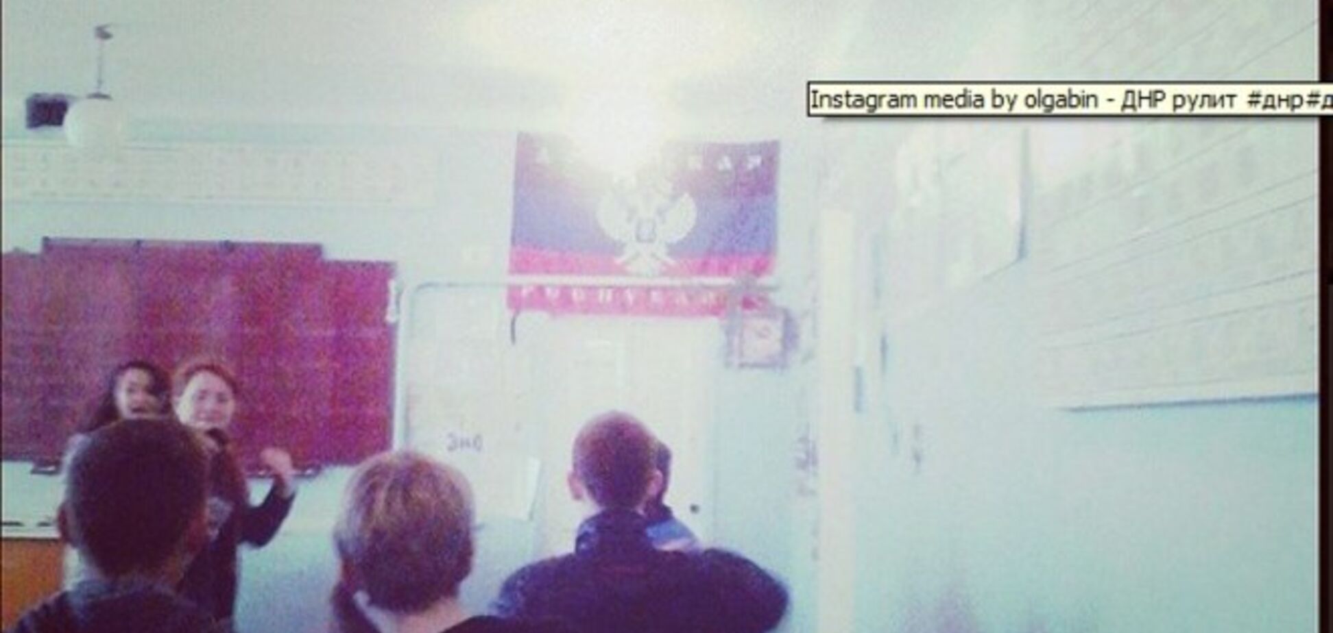У донецькій школі вивісили прапор 'ДНР' прямо в класі: опубліковано фото