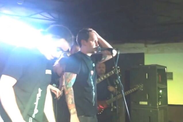 Солист полтавской группы на концерте в Москве заявил, что готов вытереть ноги о флаг Украины