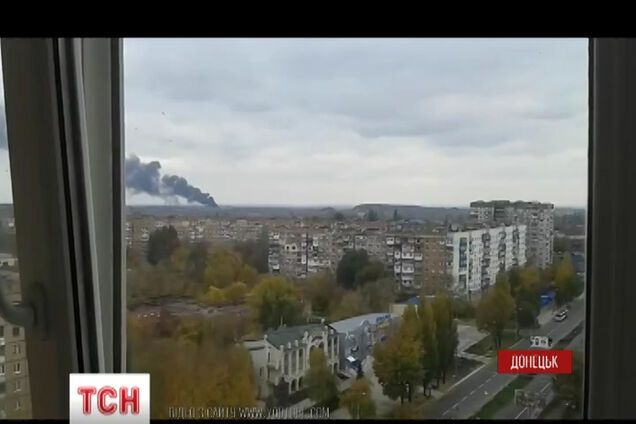 Появились видео мощных взрывов в Донецке: весь город затянуло дымом