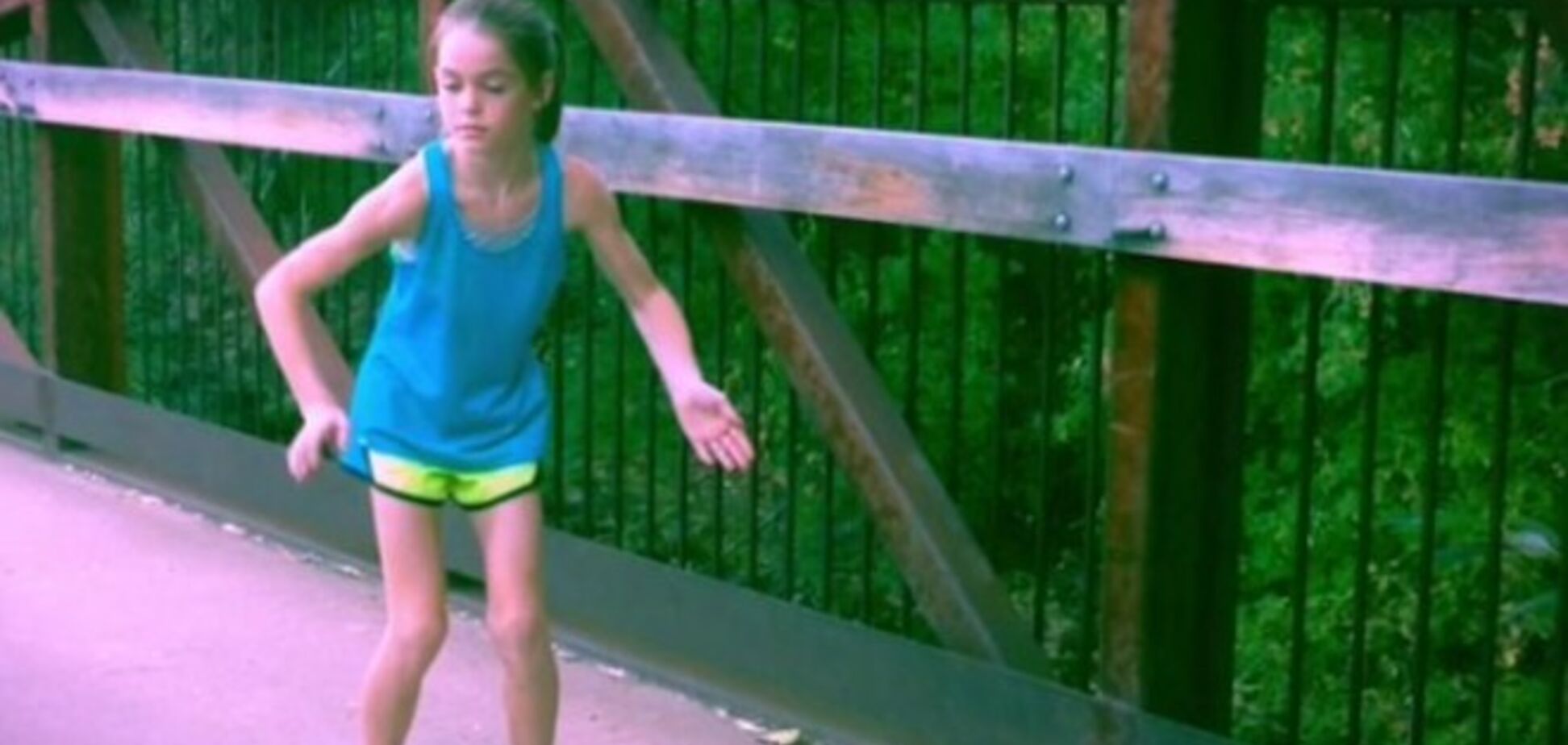Маленькая девочка покорила своим уличным танцем интернет
