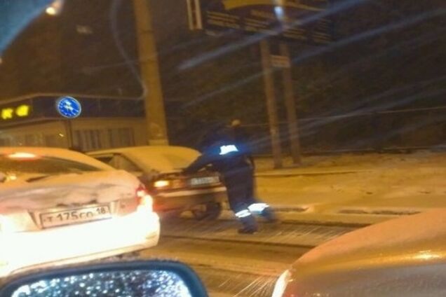 В Ижевске сильный снегопад парализовал движение: опубликованы фото