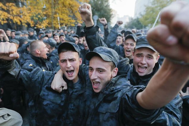 Порошенко грозит наказанием виновным за пикет Нацгвардии на Банковой