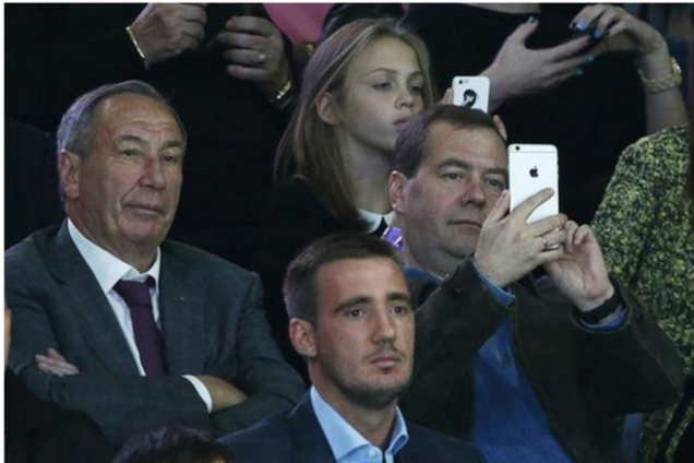 Медведев, не смотря на грядущий запрет пользования айфонами, засветился на фото с новеньким iPhone 6